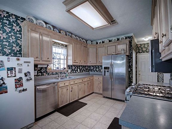 5th image of 323 White Oak Dr