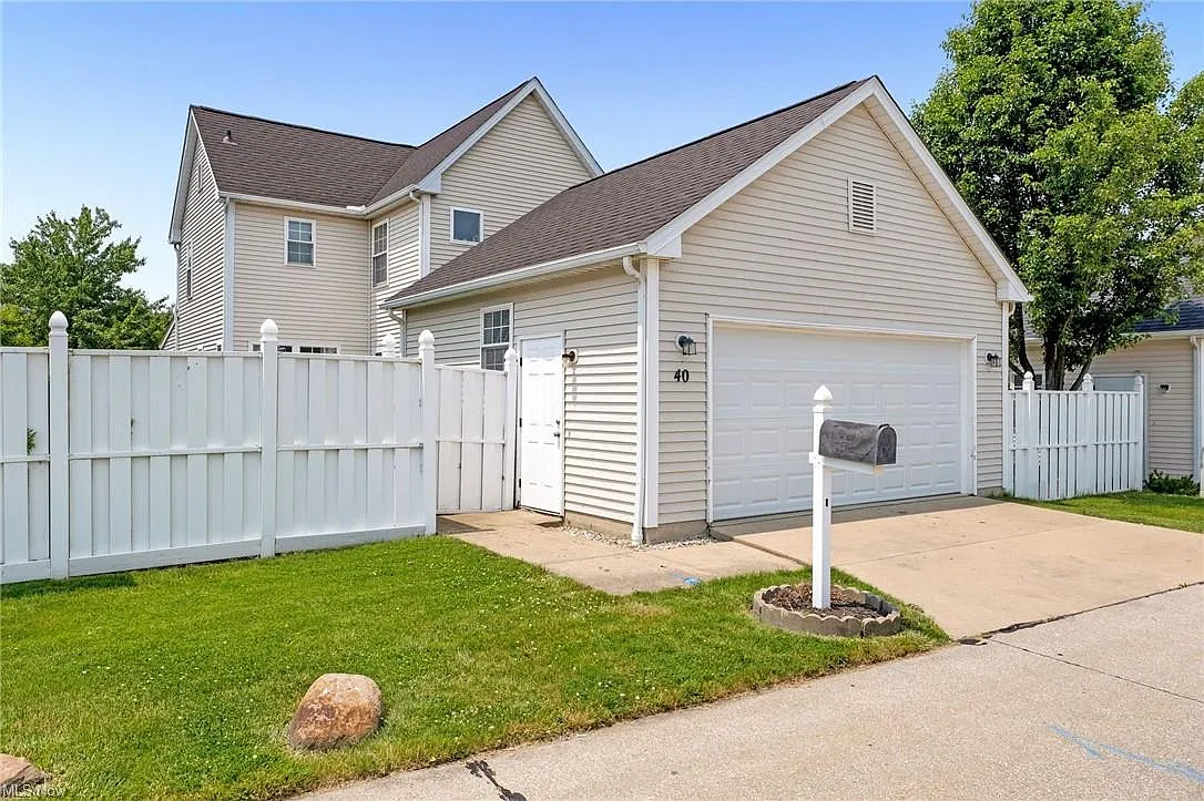 Building Photo - 1150 Chapman Ln #40