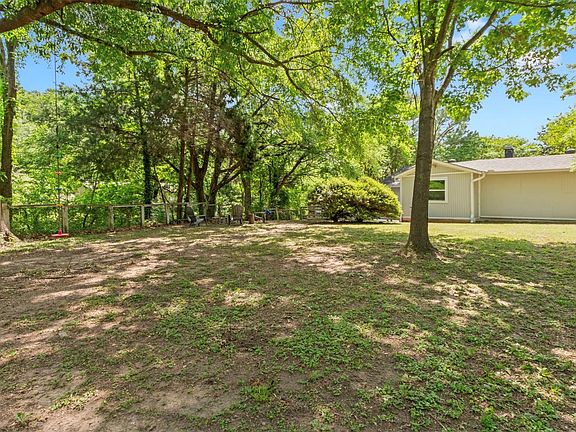 3rd image of 198 Lake Dr