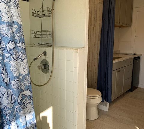 5th image of 618 Wisteria St #B
