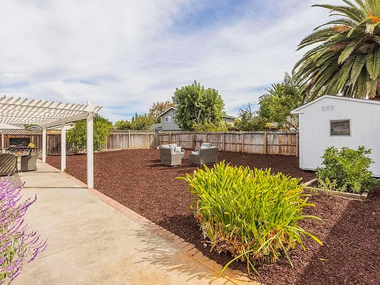35267 Farnham Dr — Photo 16