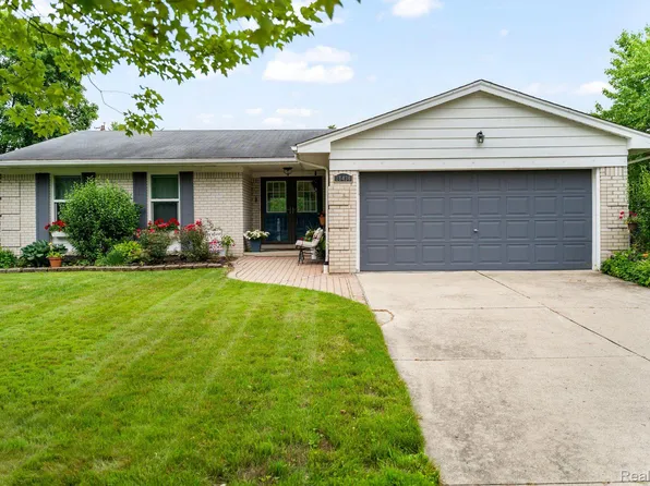 18430 Westbrook Dr, Livonia, MI 48152