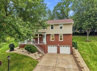 104 Oxbridge Dr, Coraopolis, PA 15108