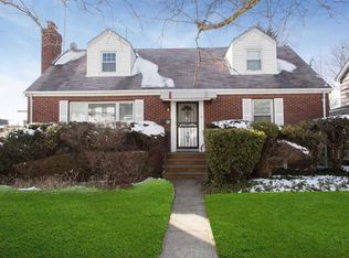 14 Campbell Ave, Williston Park, NY 11596