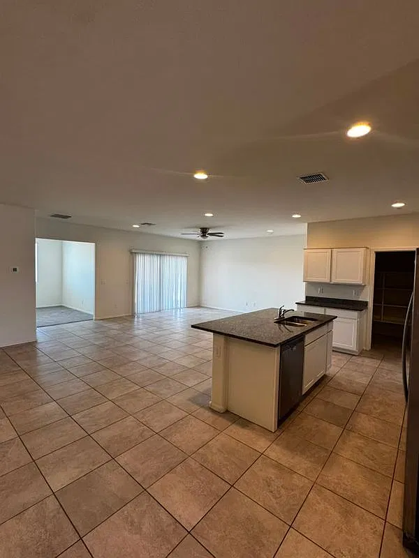 4 bed, 2.0 bath, 2338 sqft, $2,100 — Photo 3