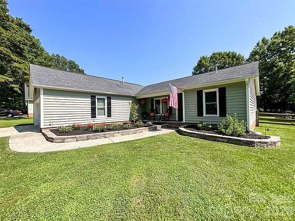 2nd image of 103 Woodland Ln