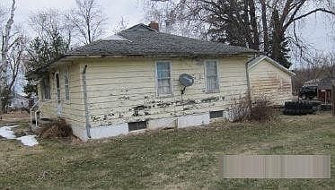 3rd image of 105 W 2nd St