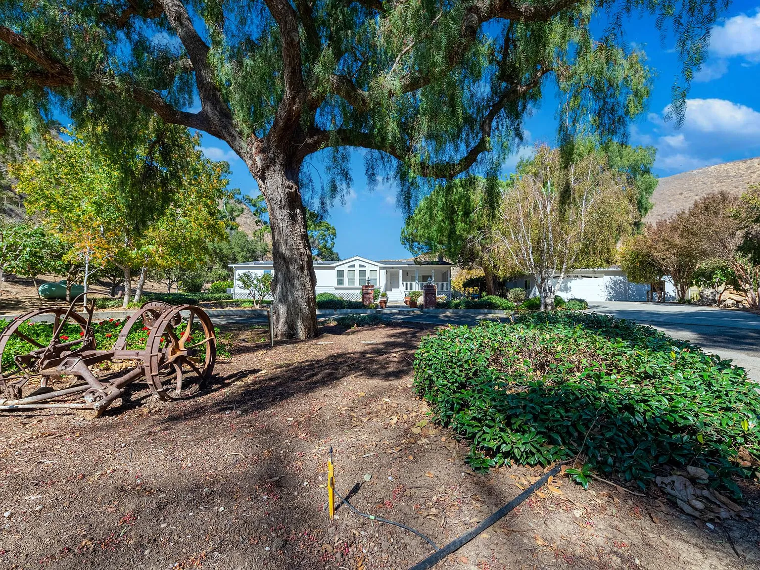 3 bed, 2200 sqft, $5,850 — Photo 3
