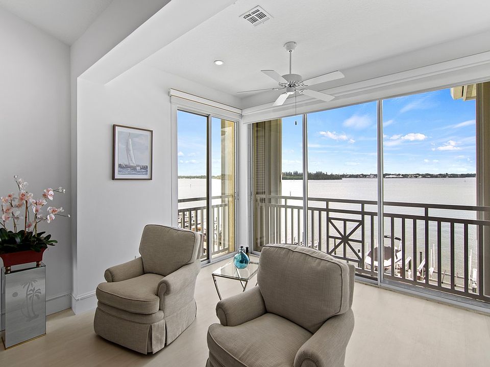 Bright Light open plan. Swivel clubchairs for a spectacular view