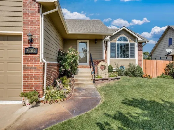 3207 S Bluelake Ct, Wichita, KS 67215
