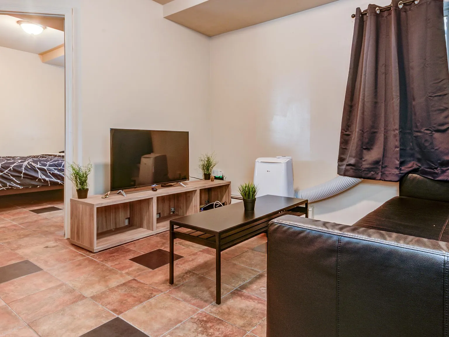 4 bed, 1000 sqft, $2,899 — Photo 2