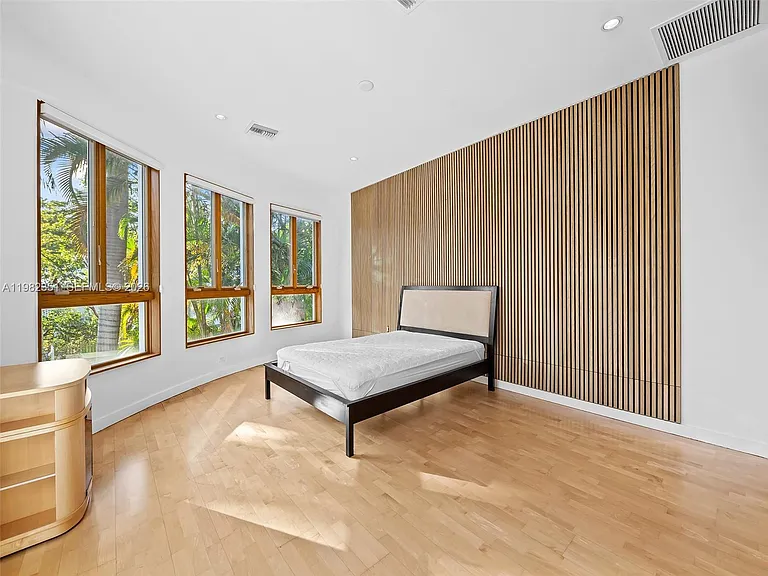 450 Victoria Ter — Photo 22