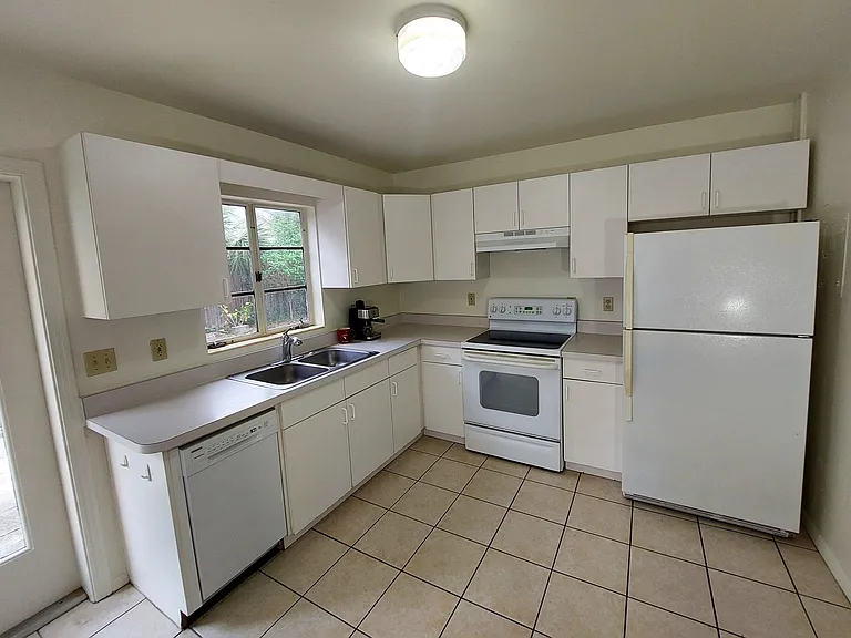 1881 Laurel St — Photo 9