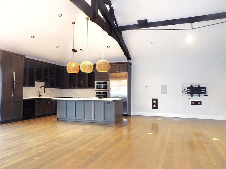 131 Montgomery St — Photo 3