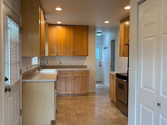 3rd image of 1405 4th Ave NW