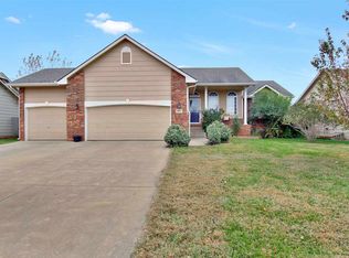 609 E Country Lane Dr, Augusta, KS 67010