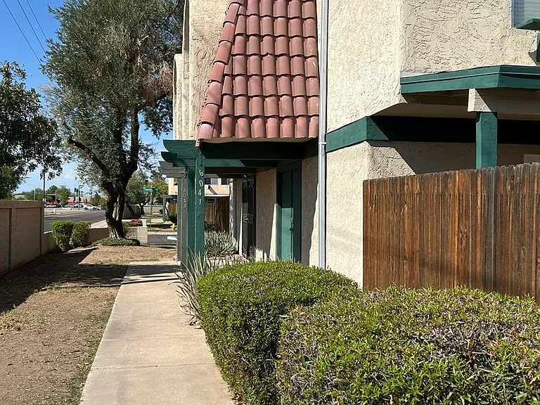 6043 W Golden Ln — Photo 16