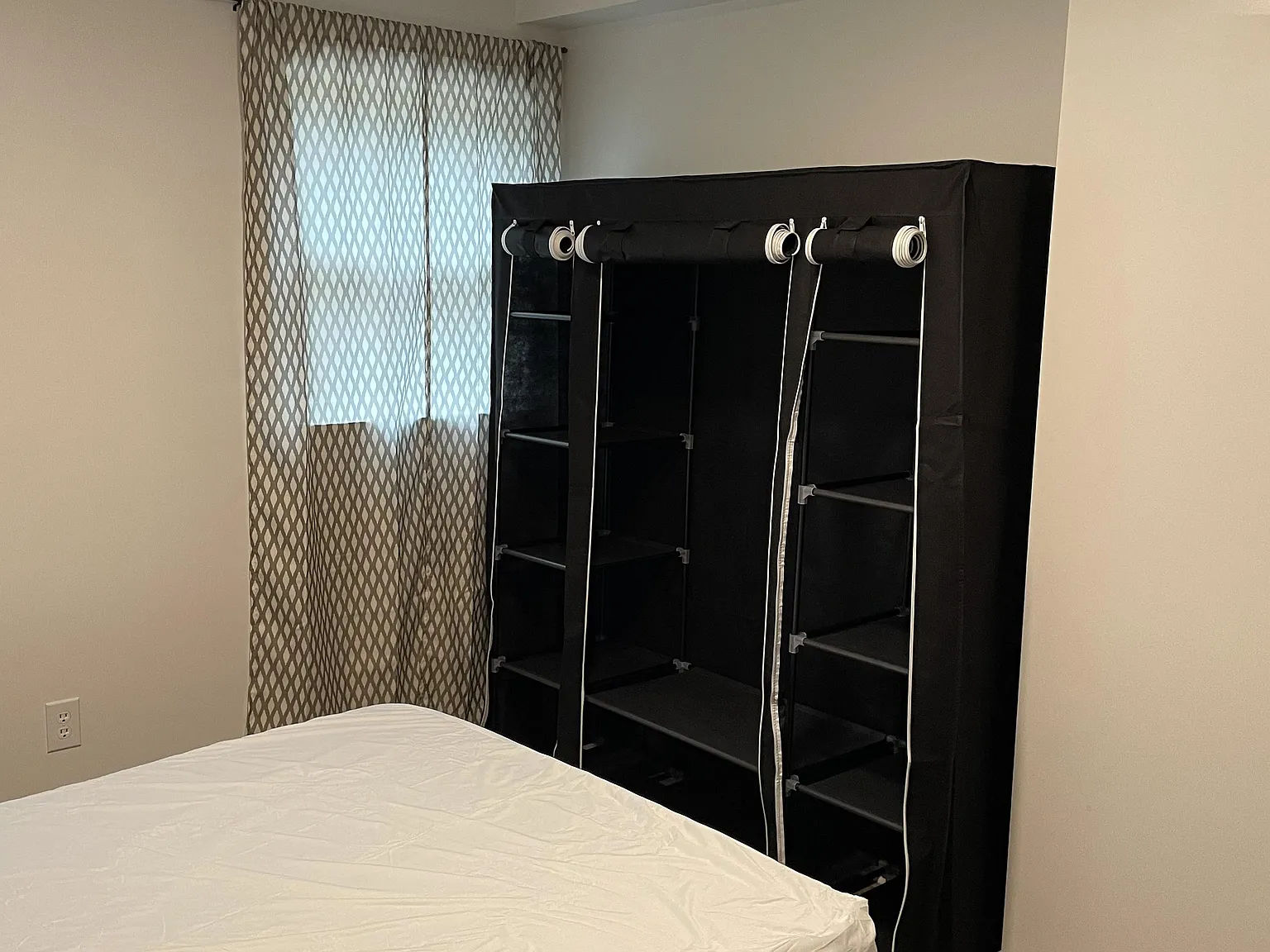 4 bed, 3.0 bath, 2200 sqft, $728 — Photo 2