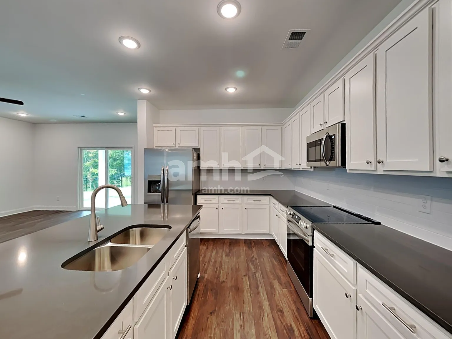 4 bed, 2.5 bath, 2078 sqft, $2,470 — Photo 3