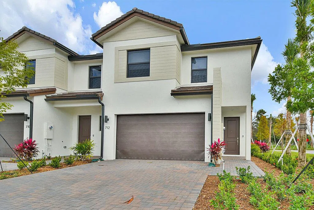 706 Del Vista Rd — Photo 1