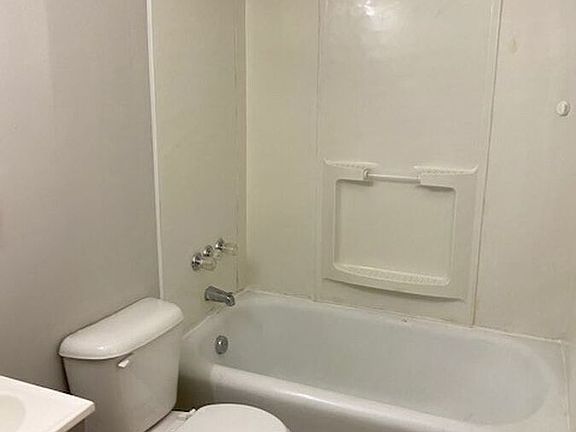4th image of 261 Lyndhurst Pl APT 202