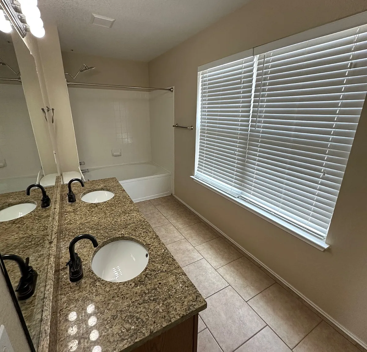 3 bed, 2.5 bath, 2195 sqft, $2,350 — Photo 4