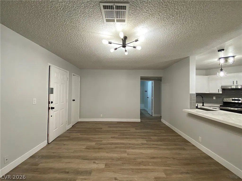 2 bed, 2.0 bath, 1105 sqft, $1,350 — Photo 2
