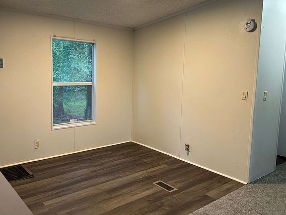 4th image of 559 NW Battle Hill Ln