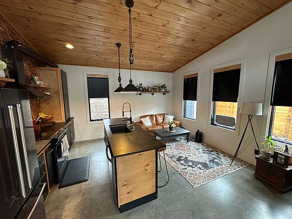 3rd image of 105 Eastmoreland St #B