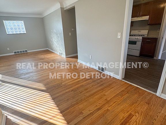 4th image of 19645 Woodmont St