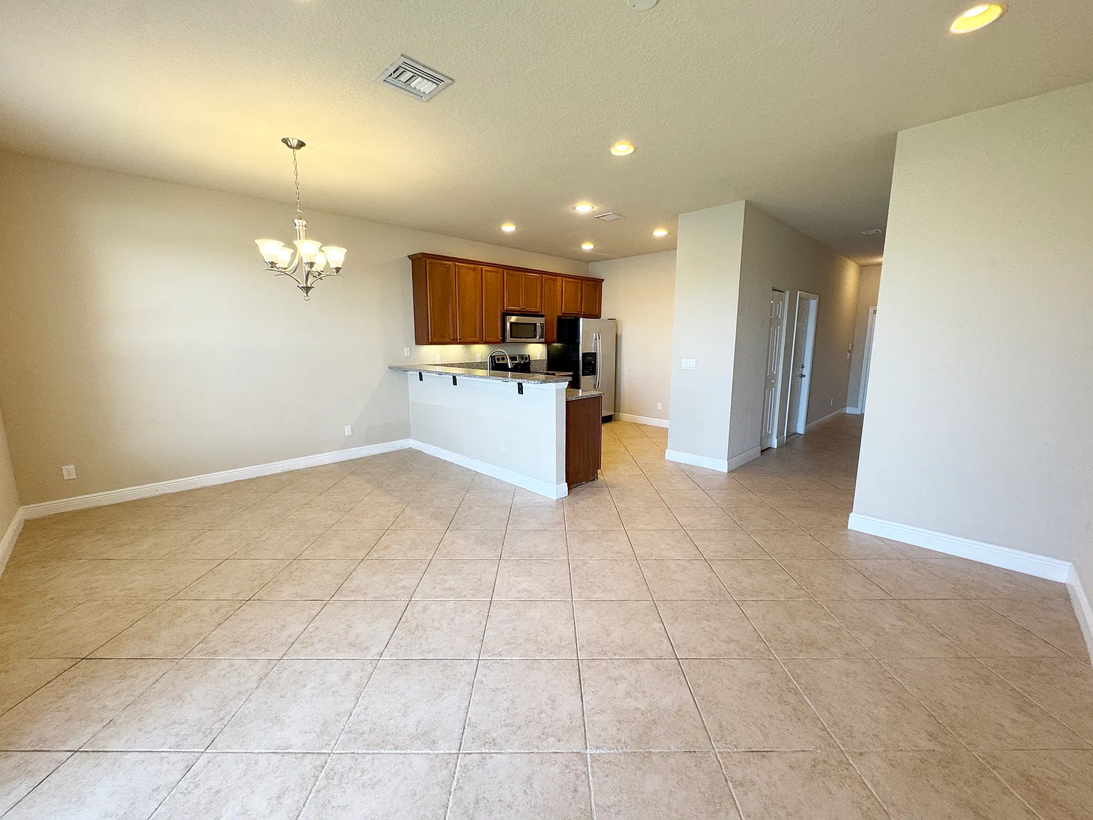 2 bed, 2.5 bath, 1364 sqft, $1,900 — Photo 3