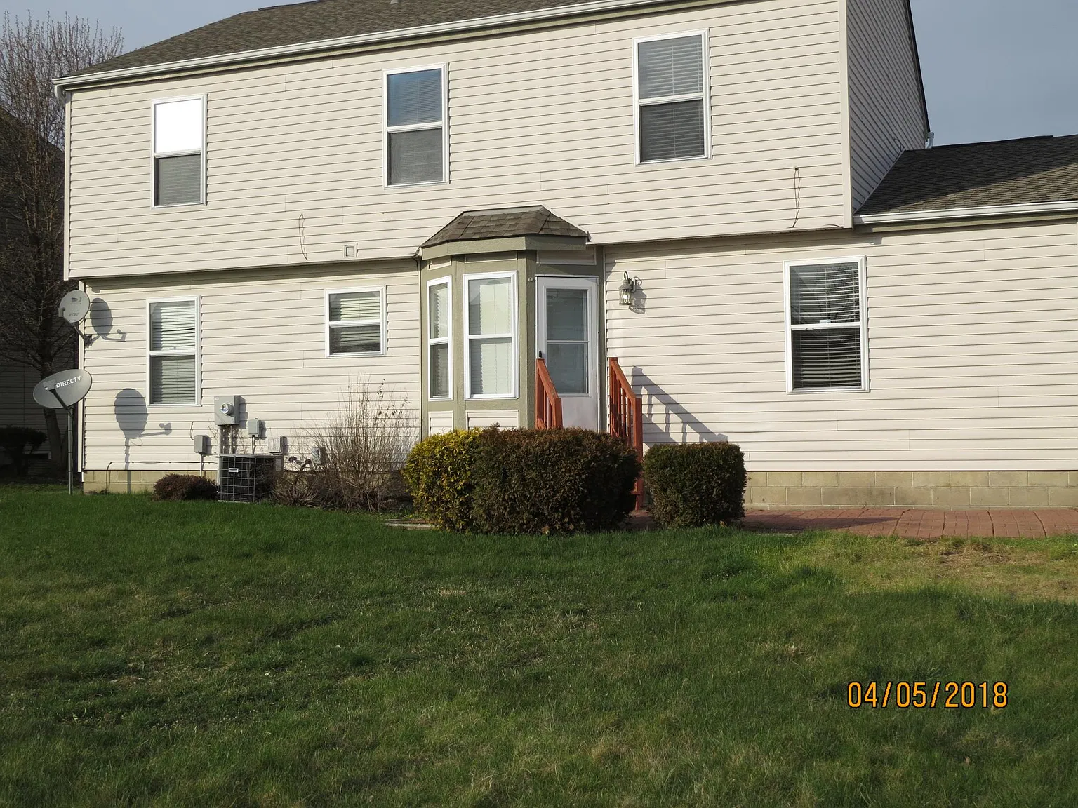 4 bed, 3.5 bath, 2400 sqft, $2,495 — Photo 2