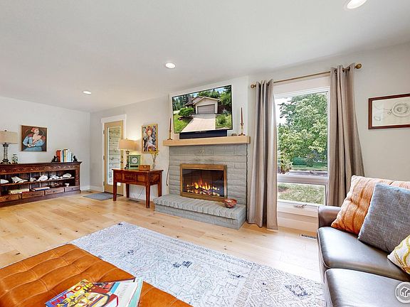 4th image of 1612 Lakeshore Dr