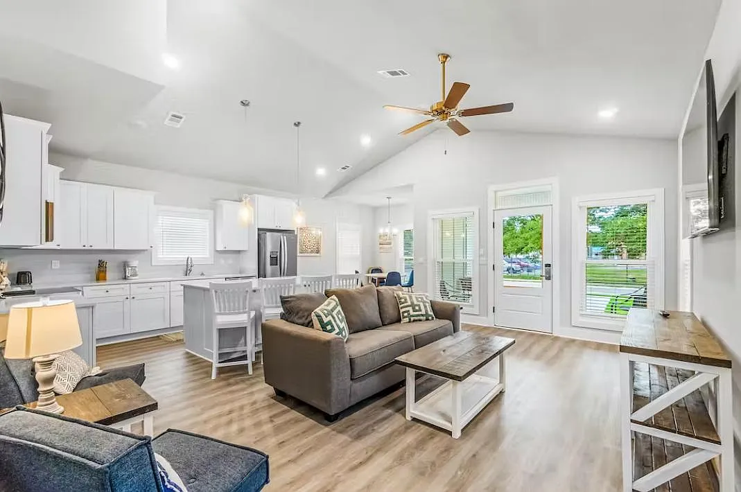 3 bed, 2.5 bath, 1703 sqft, $2,800 — Photo 1