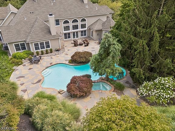3rd image of 37 COLTS GLEN LANE