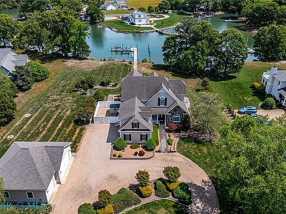 3rd image of 310 Old Point Rd