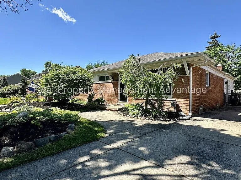 1304 S Wilson Ave — Photo 2