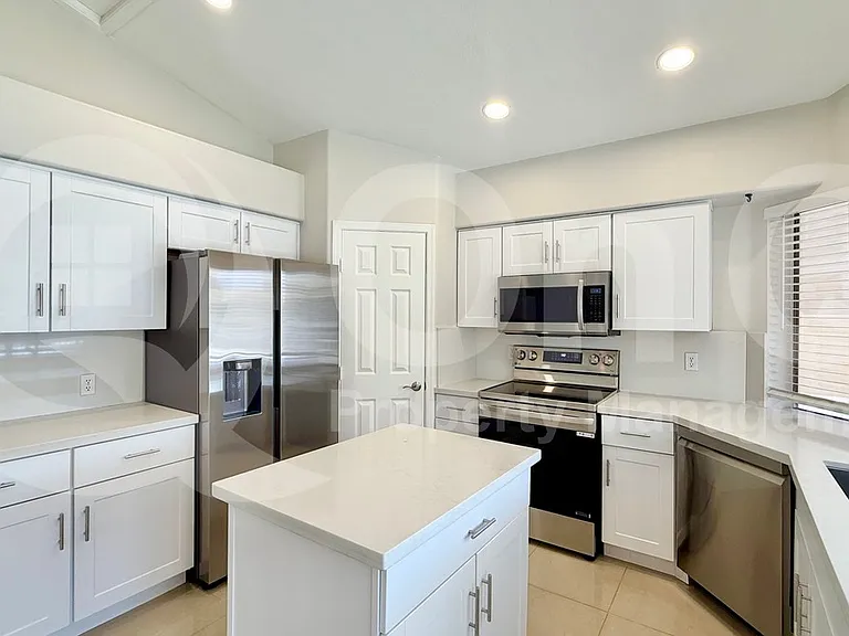 570 S Williams Pl — Photo 5