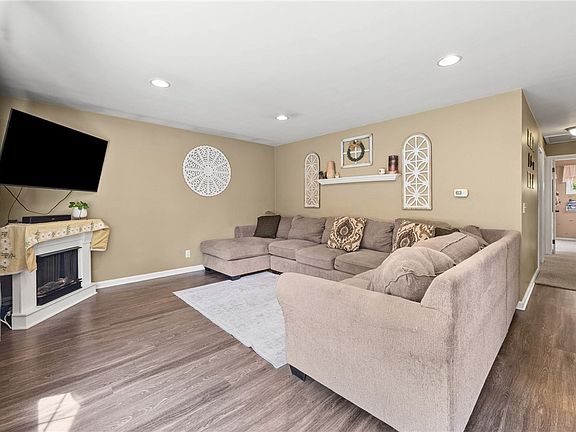 3rd image of 35 Valley View Dr