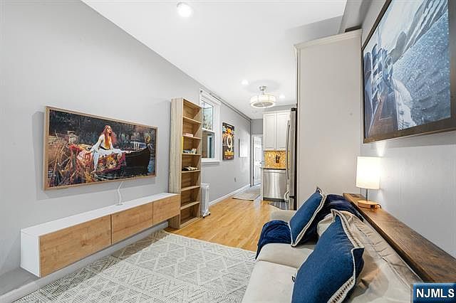 1st image of 403 Monroe St APT 3L