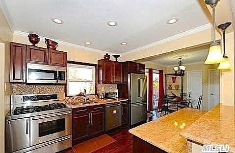 2nd image of 5 Roosevelt Pl