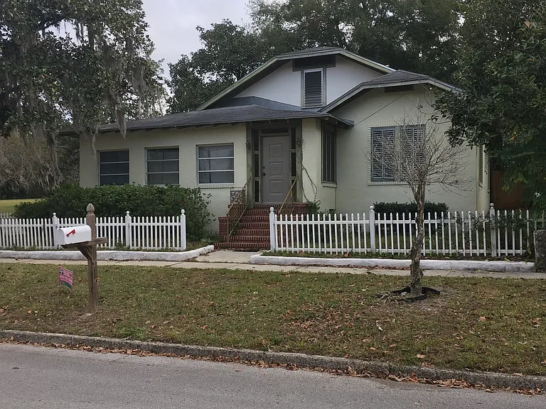 241 NE Tuscawilla Ave — Photo 1