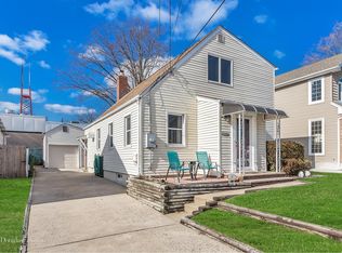 51 Allen St, New Hyde Park, NY 11040