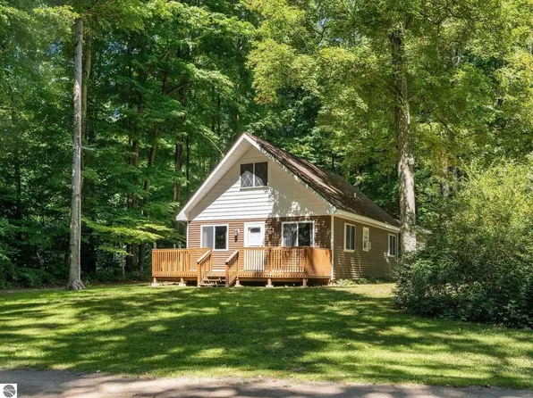 509 Yosemite Rd, Cadillac, MI 49601