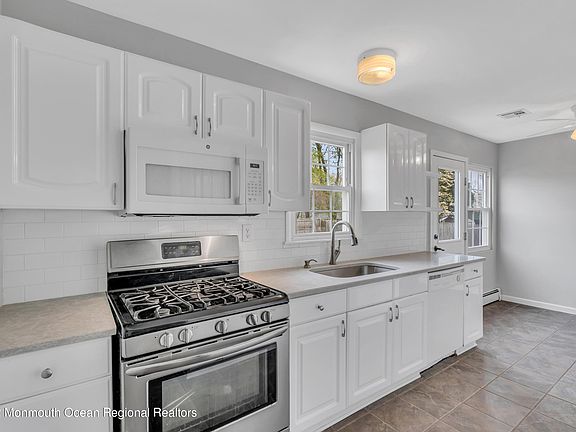 3rd image of 229 Carol Dr