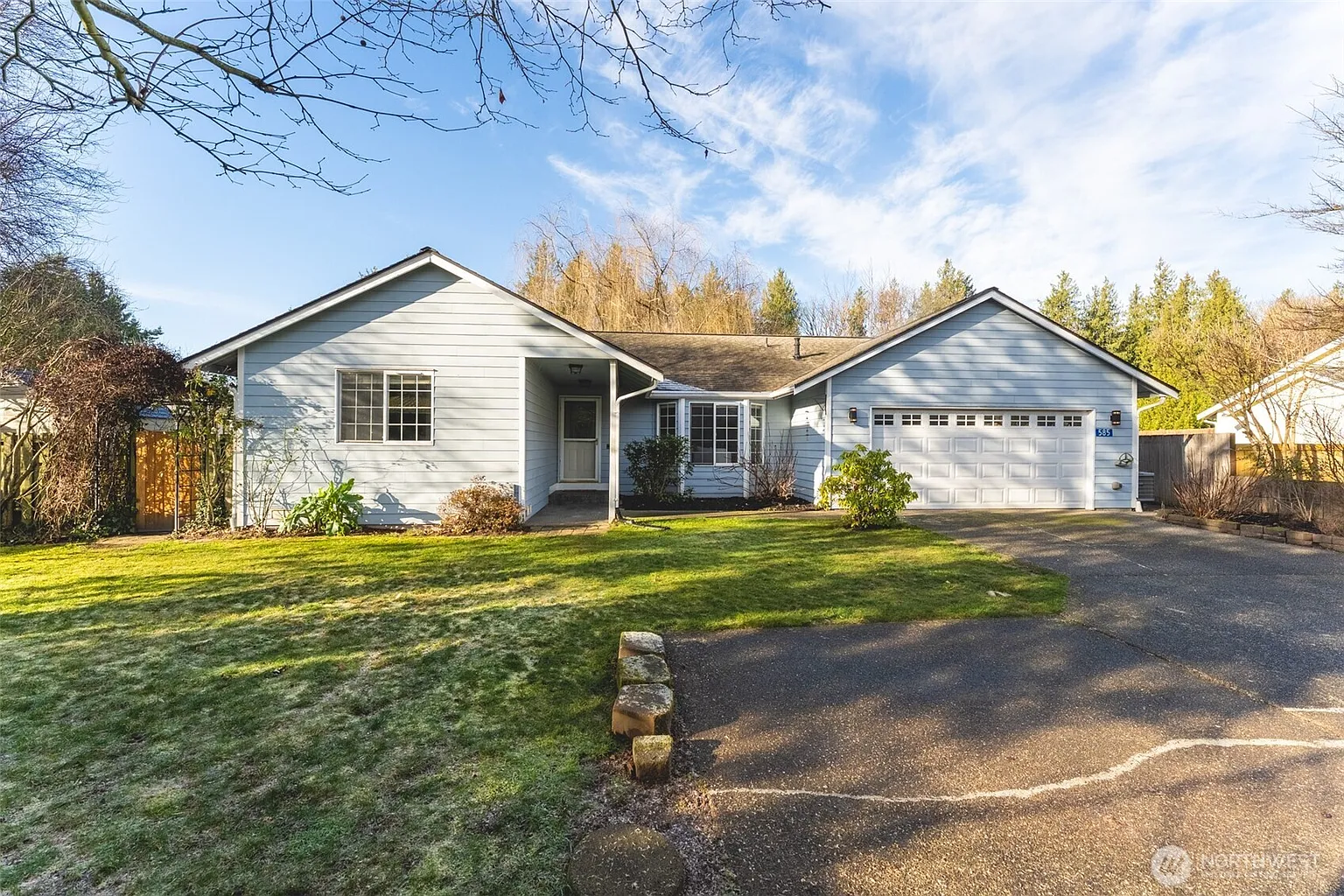 585 Poplar Place photo 1