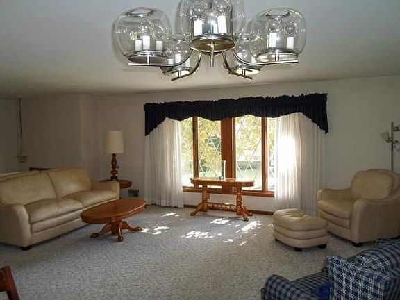 2nd image of 405 Robin Ln