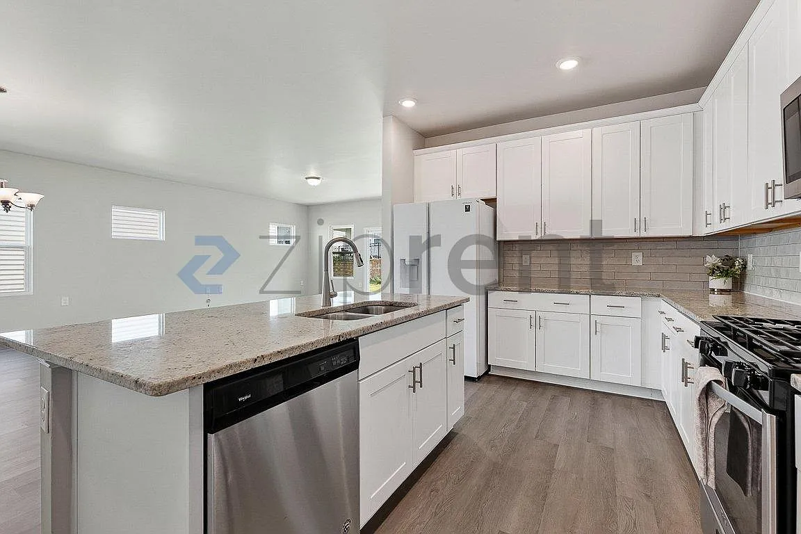 4 bed, 2585 sqft, $2,350 — Photo 2