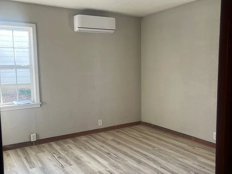 1011 S Rinker Ave — Photo 3