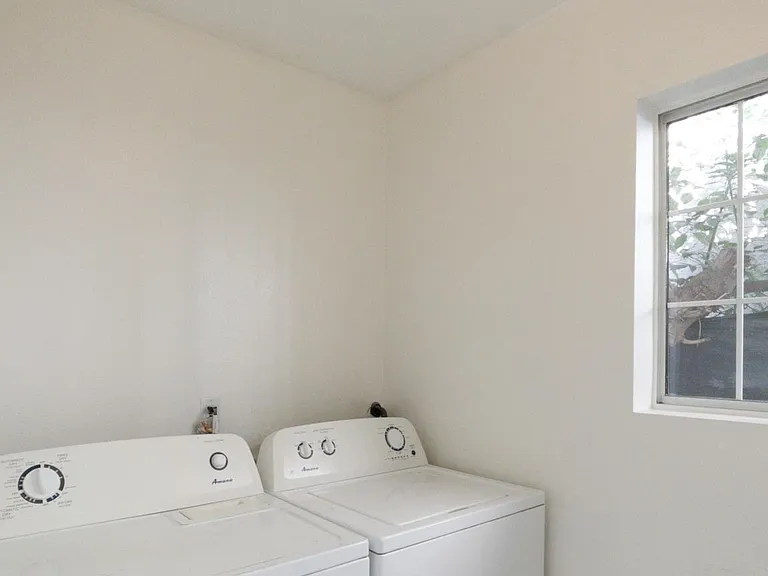 925 Esperanza St — Photo 6